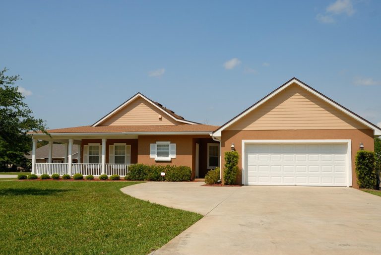 A Simple Guide to Understanding Garage Door Prices for Your Home
